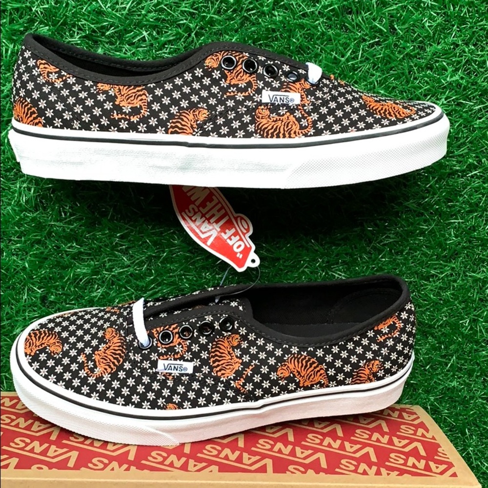VANS AUTHENTIC TIGER FLORAL BLACK/TRUE WHITE WMNS - Picture 14 of 16